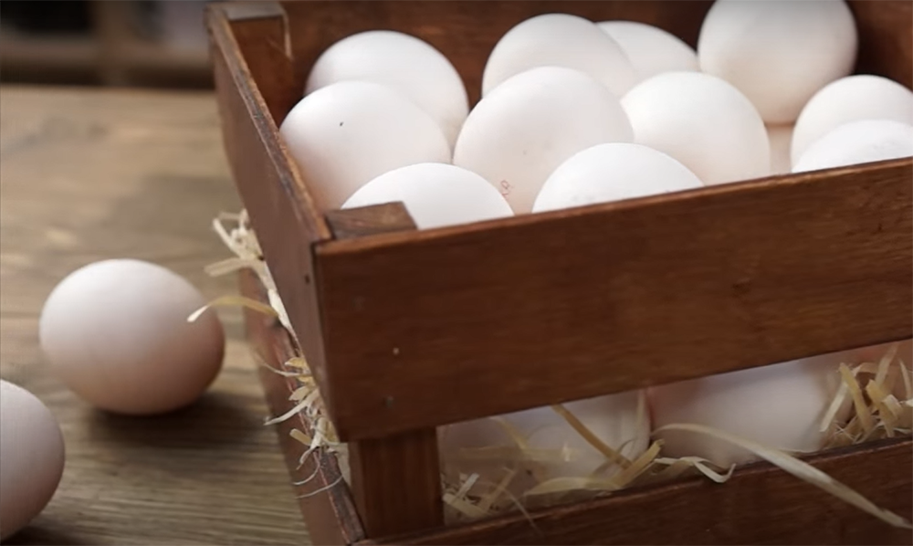 Packing whole eggs in a rice container